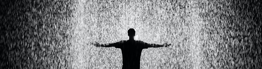 Um homem tomando um banho de chuva