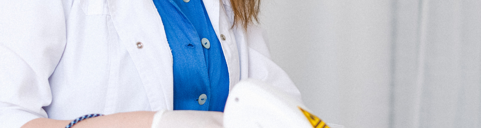 Uma médica está passando um aparelho eletrônico no joelho direito de uma mulher branca. Possivelmente é um exame de ultrassonografia na articulação