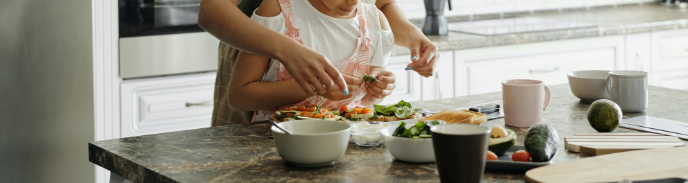 Uma mulher e uma criança cozinhando