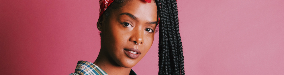 A imagem mostra uma jovem negra posando para a foto