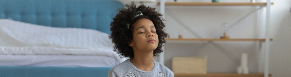 Uma menina meditando