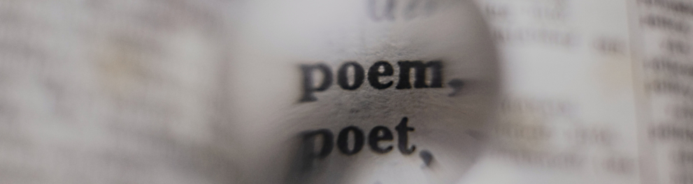 As palavras "poem" e "poet" estão no centro da imagem, que parece ser uma lupa aumentando estas palavras através de um livro