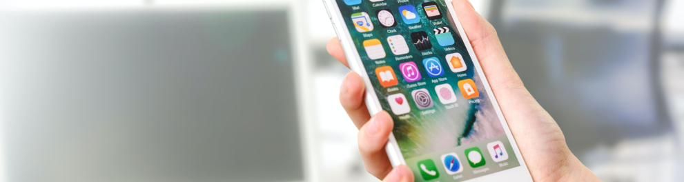 Uma pessoa segurando um smartphone