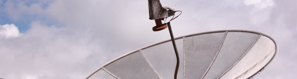 Imagem de uma antena parabólica ao ar livre