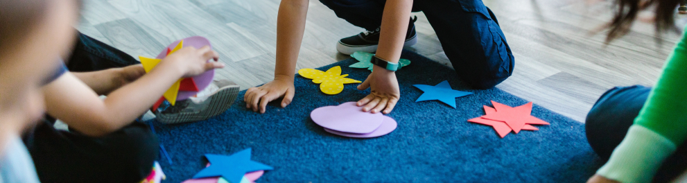 Uma sala de aula com alunos brincando