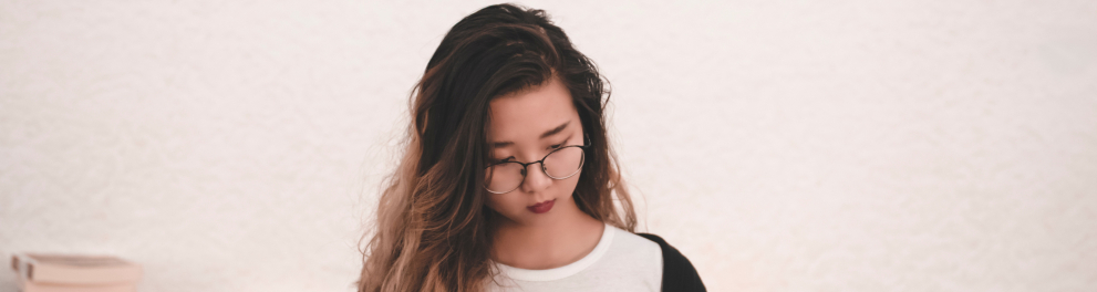 Jovem mulher oriental está lendo um livro