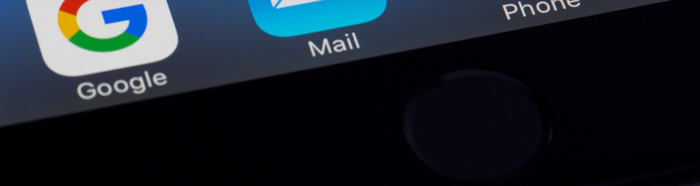 Imagem closada dos itens de uma tela de celular. O foco é no ícone de email, que aparece ao centro, com 20 notificações a serem lidas