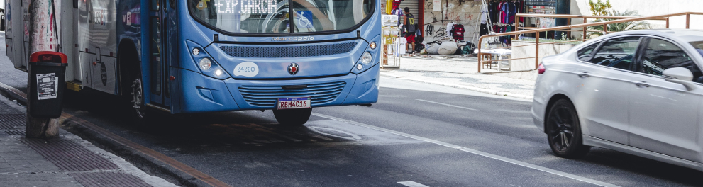 Um ônibus azul pela rua