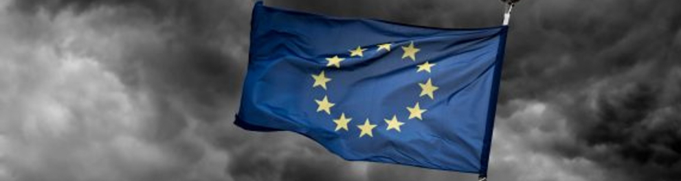 A imagem mostra uma bandeira da União Europeia