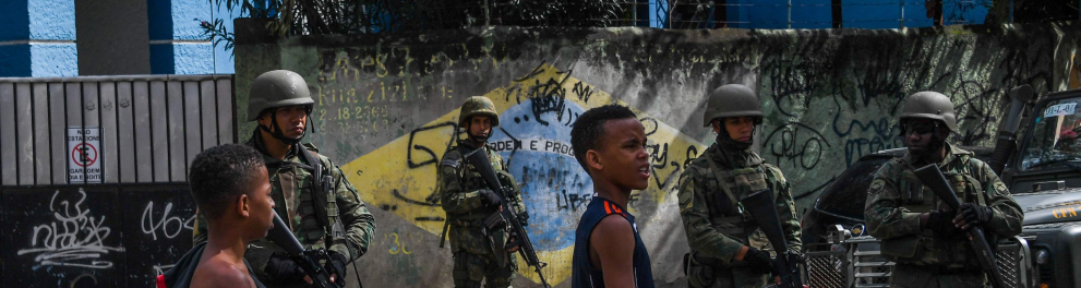 Soldados e crianças em uma rua brasileira
