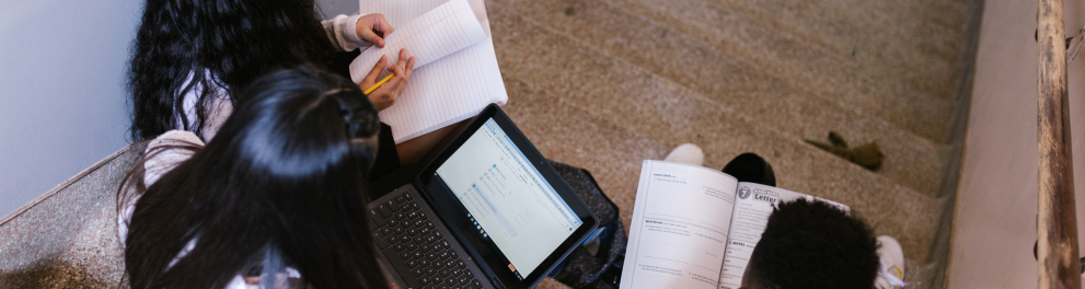 Imagem mostra diferentes alunos estudando