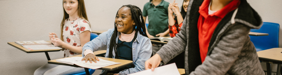 Imagem mostra alunos em espaço escolar