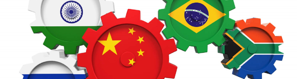 Bandeiras dos países que formam os Brics (Brasil, Rússia, Índia, China e África do Sul) pintadas em engrenagens e uma se ligando à outra