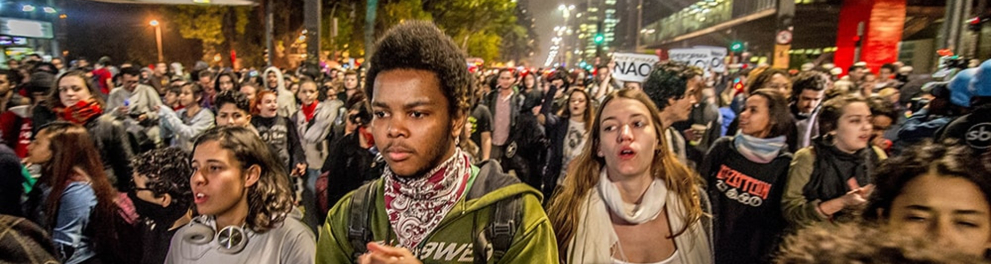 Um grupo de jovens em uma manifestação