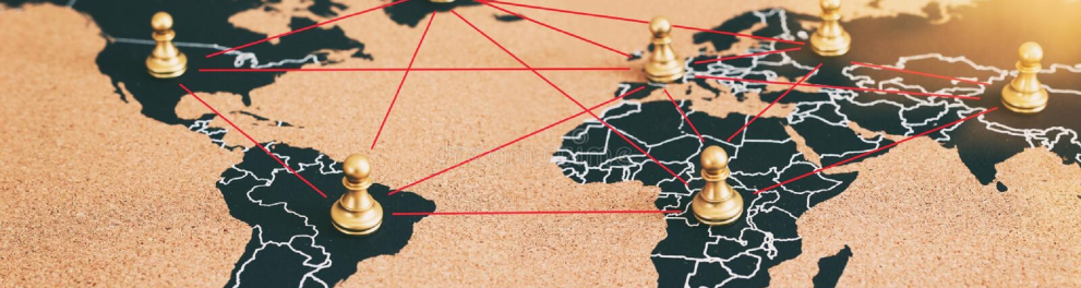 Pinos dourados estão posicionados em países em um mapa de papel