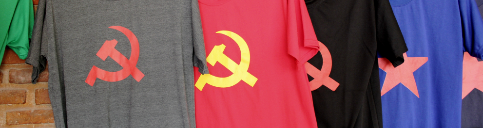 Camisas coloridas com o símbolo da antiga União Soviética, que também representa o socialismo