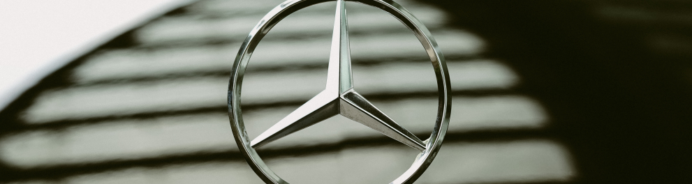 O ícone de metal de um carro, que é a logomarca da Mercedes Benz