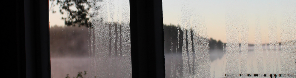 Foto de uma janela com os vidros embaçados devido à umidade do clima