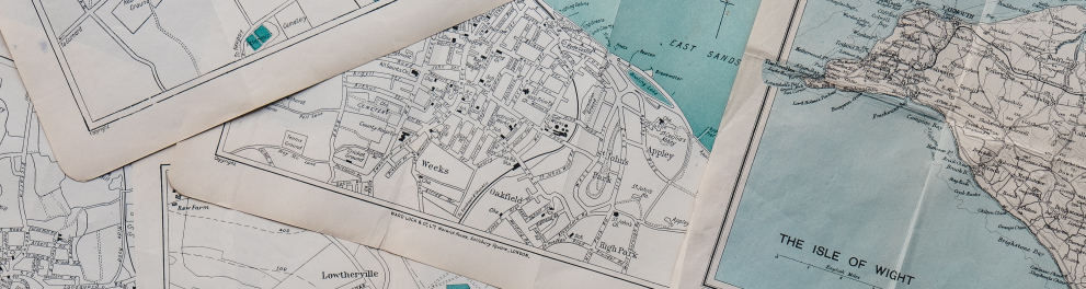 Imagem de vários mapas de papel lado a lado