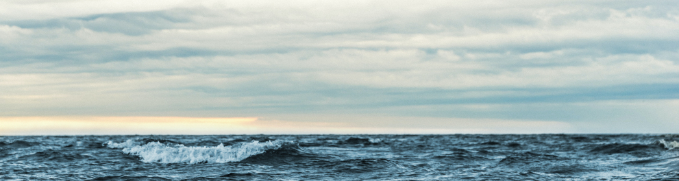 Imagem de um mar com pequeninas ondas e água bem azulada