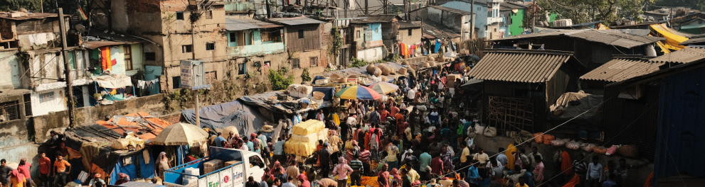 Imagem de uma população indiana em uma cidade do país
