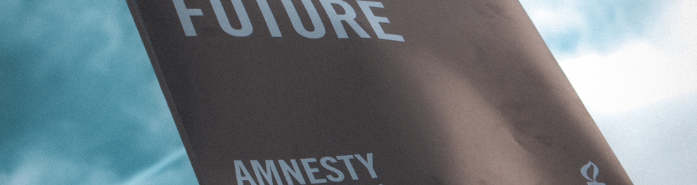 Uma placa preta com os dizeres na cor branca: "#HumanRightsForFuture"