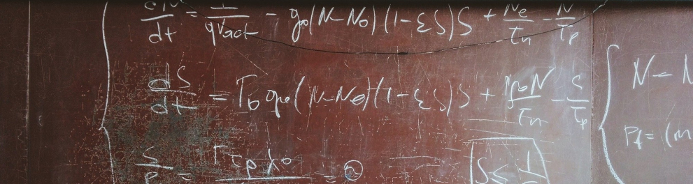 Um quadro negro antigo com várias anotações matemáticas