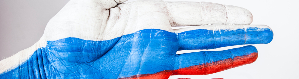 Bandeira russa pintada na palma da mão aberta de uma pessoa 