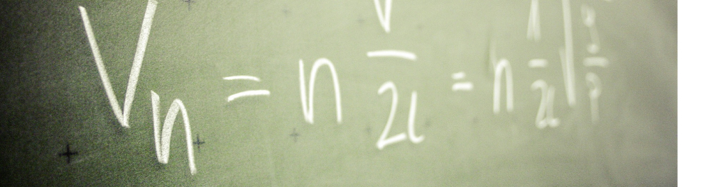 Uma expressão matemática escrita em um quadro negro