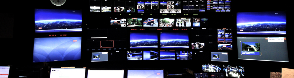 A imagem mostra uma sala de controle de um canal de televisão