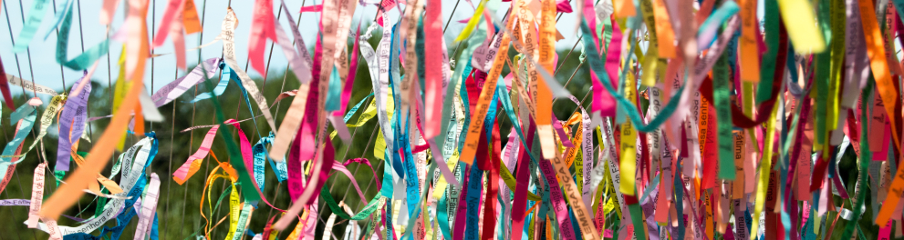 Várias fitas coloridas do senhor do Bonfim, típicas do estado da Bahia