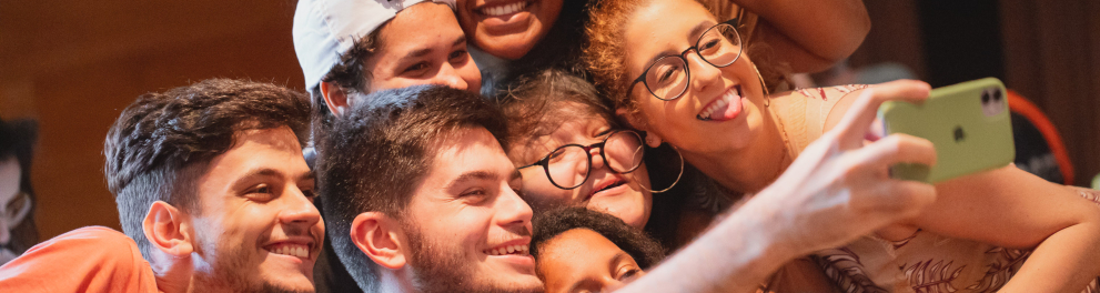 Jovens tiram uma "selfie" sorrindo.