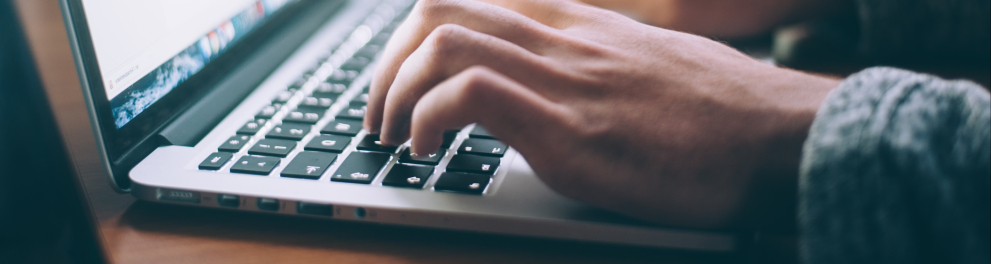 Uma pessoa usando um notebook