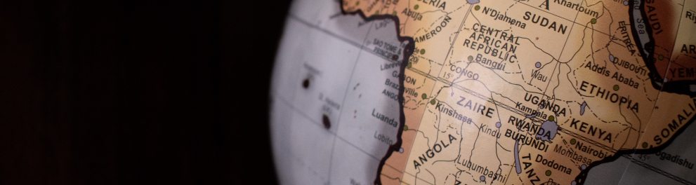 Zoom em um globo mostrando o mapa africano
