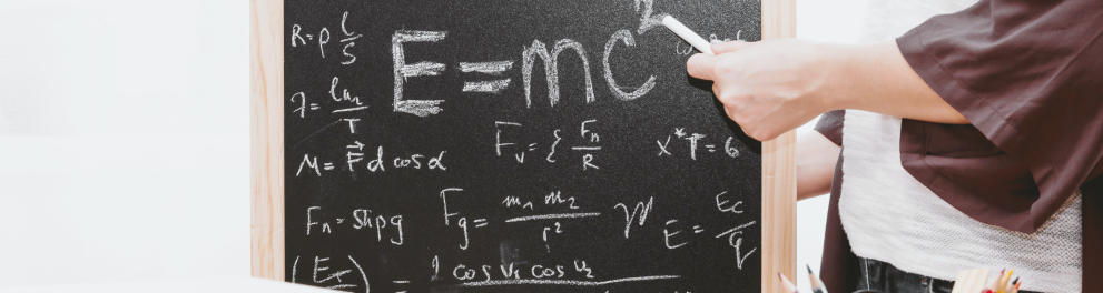 Uma fórmula matemática escrita em um pequeno quadro negro