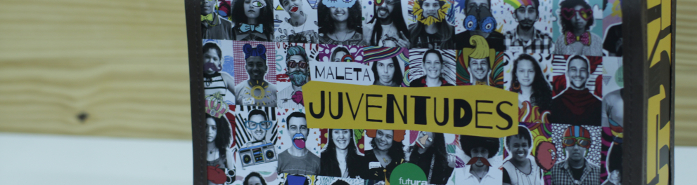 Foto de uma maleta estampada com diversas fotos de jovens e o nome "Juventudes" escrito nela.