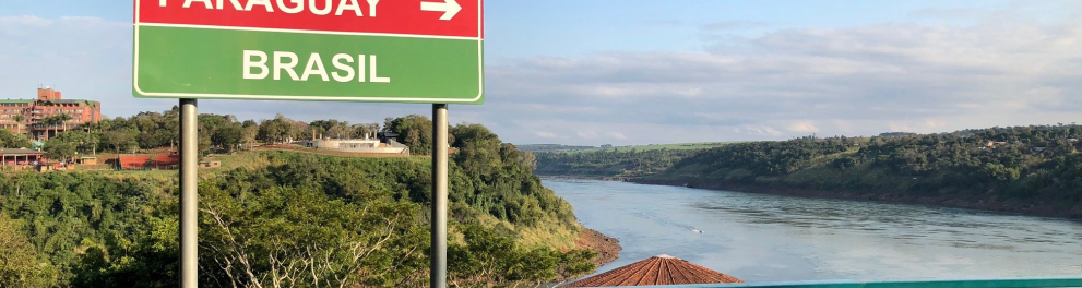 Uma placa em Foz do Iguaçu mostrando a divisa entre Argentina, Paraguai e Brasil
