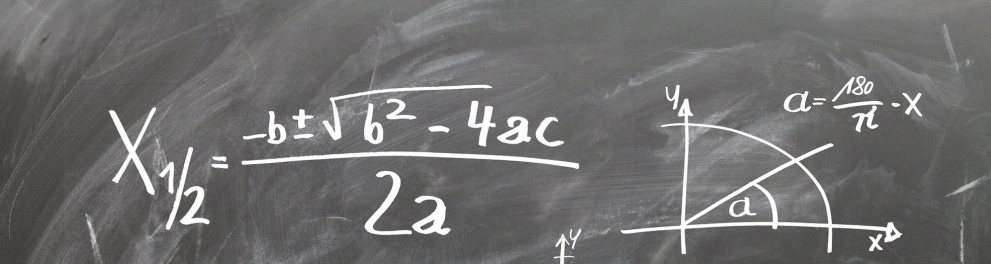 Um quadro negro com várias anotações matemáticas