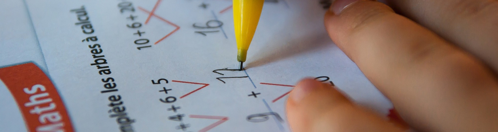 Uma pessoa fazendo um exercício de matemática em um livro