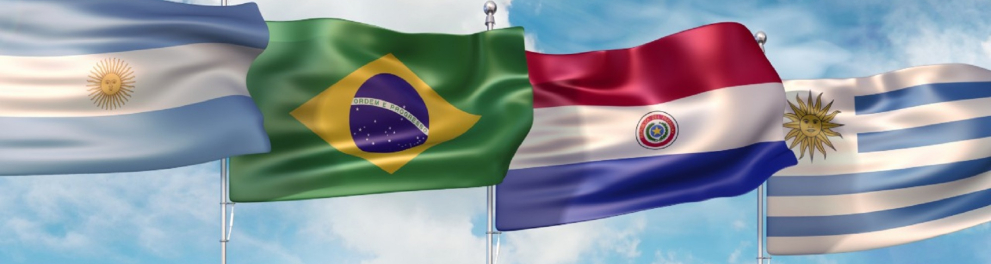 Bandeiras dos quatro países do Mercosul (Argentina, Brasil, Paraguai e Uruguai) posicionadas lado a lado