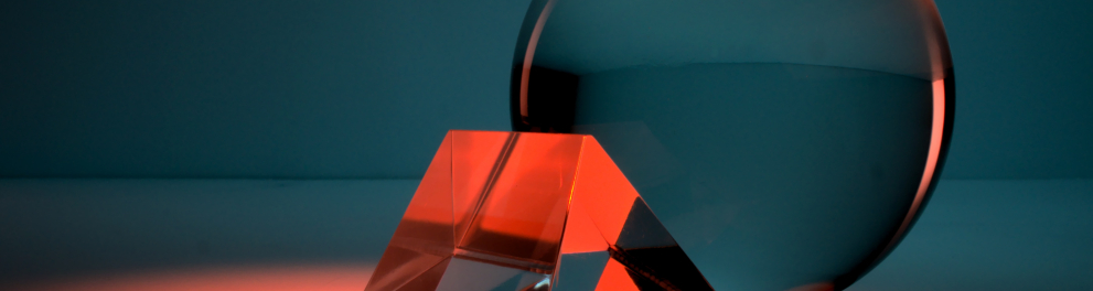 Uma esfera de vidro está apoiada em um suporte triangular