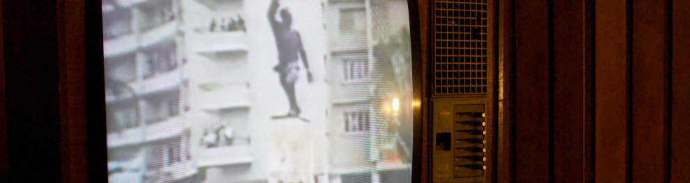 A imagem mostra uma televisão em modelo antigo