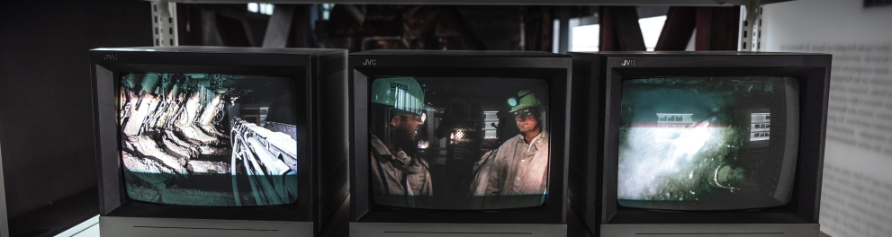 A imagem mostra três televisões uma ao lado da outra