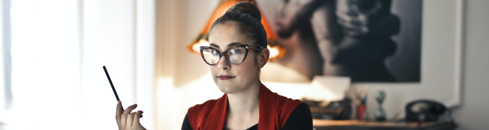 Uma mulher em um escritório