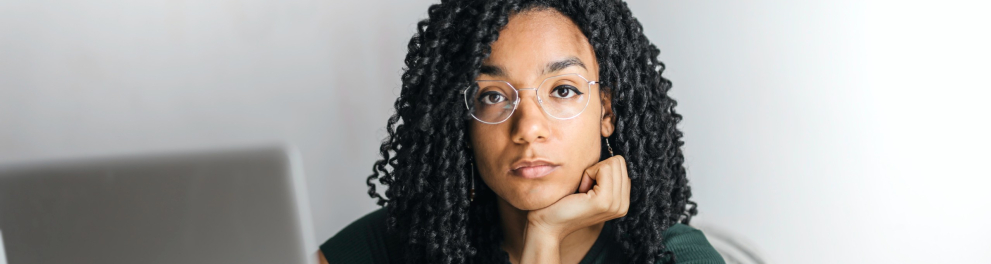 Uma jovem negra posando séria para a foto