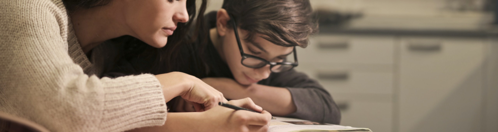 Uma jovem e uma criança lendo um livro