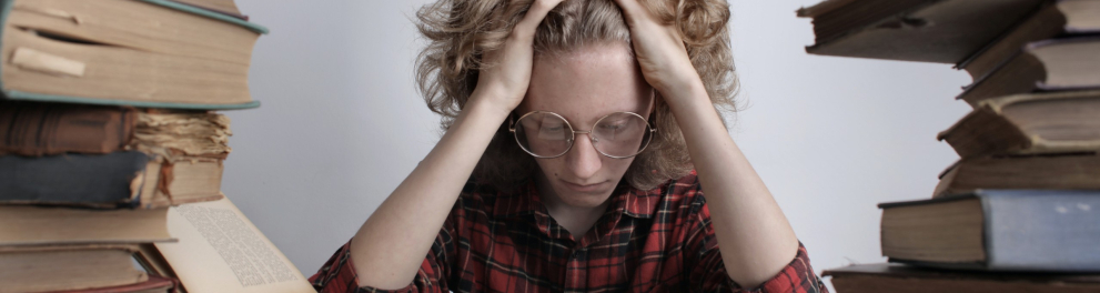 Um homem com as mãos na cabeça e com vários à sua volta