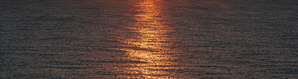 Uma bela imagem do nascer ou do pôr do sol em frente a um mar