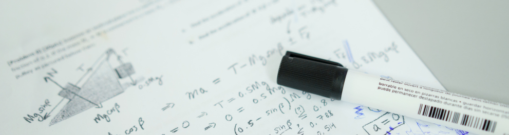 Uma folha com várias equações e questões de matemática a serem resolvidas e uma canetinha branca de tampa preta em cima da folha
