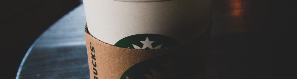 Um copo de café da rede global Starbucks